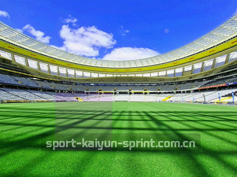 雨后跑道上的跑者足印与白色分道线，逆光下的场地氛围